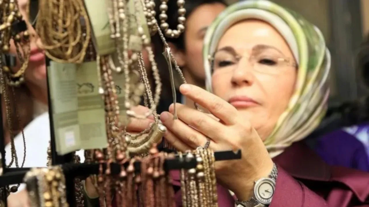 First Lady Erdoğan again at center of criticism over luxury items, this  time with over $35k worth watch