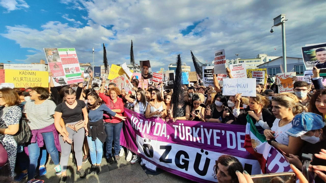 Türkiye’de kadınlar Mahsa Gina Amini’nin öldürülmesini protesto etti