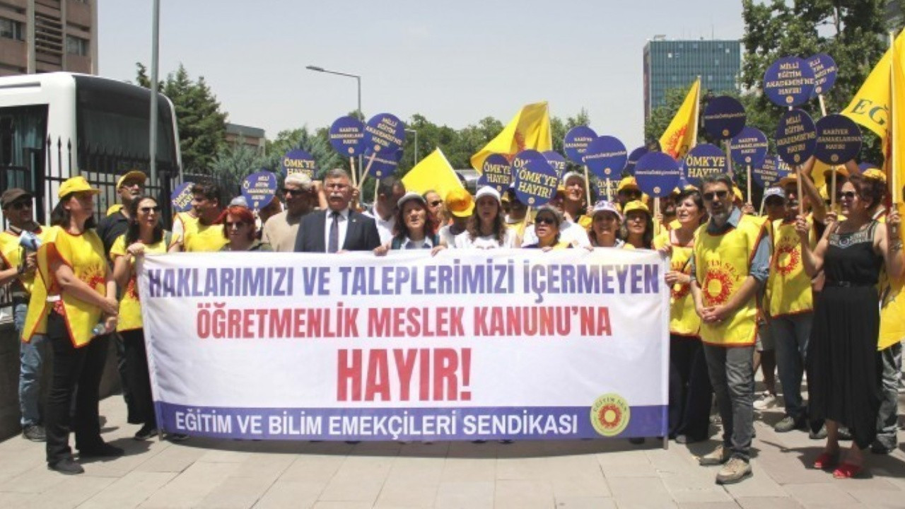 Educators protest lacking teaching profession bill