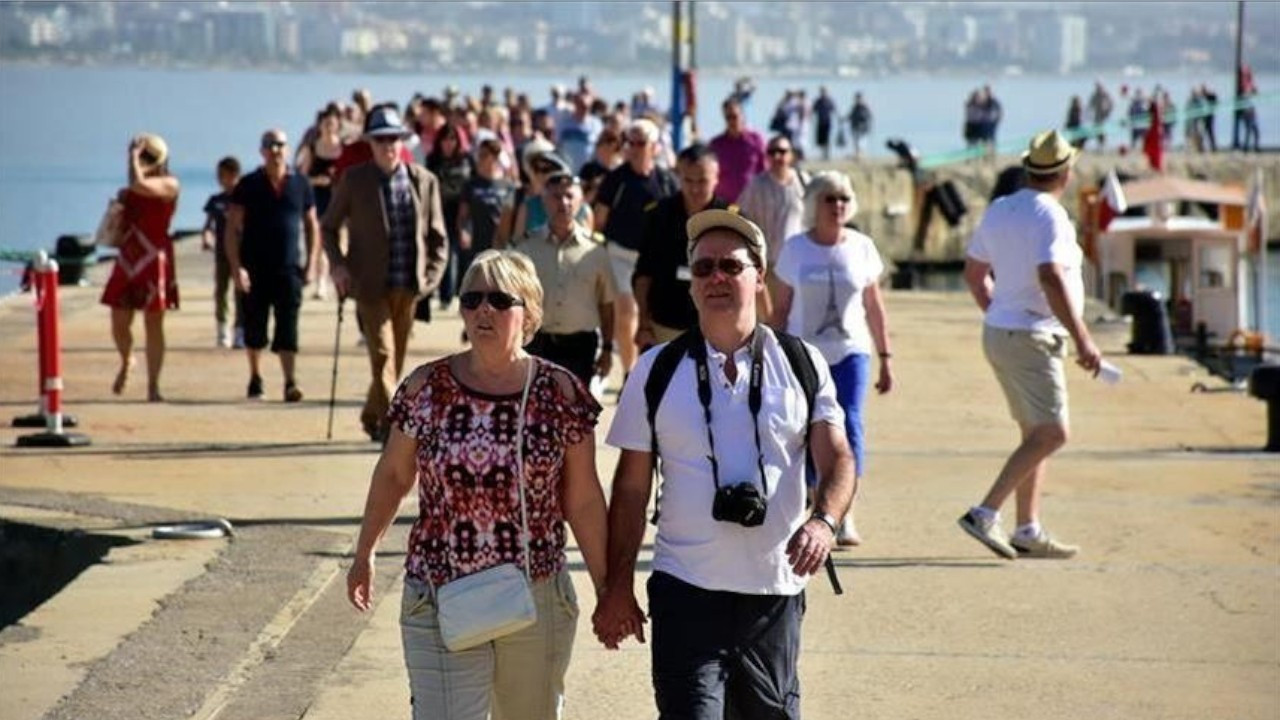 Ministry: Foreign tourists exempt from partial weekend curfews