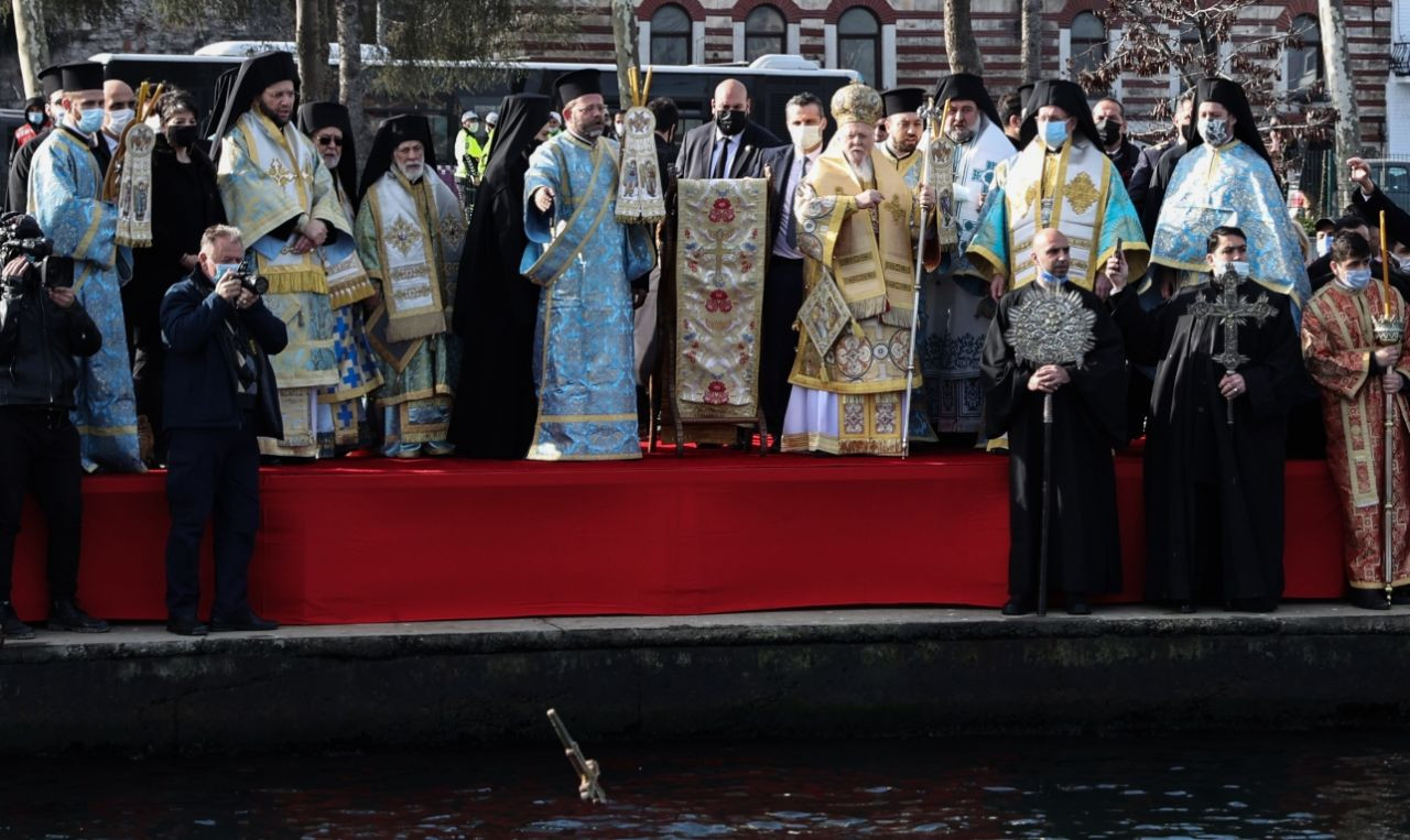Orthodox Christian worshippers plunge in Istanbul's Golden Horn to retrieve cross to mark Epiphany - Page 5
