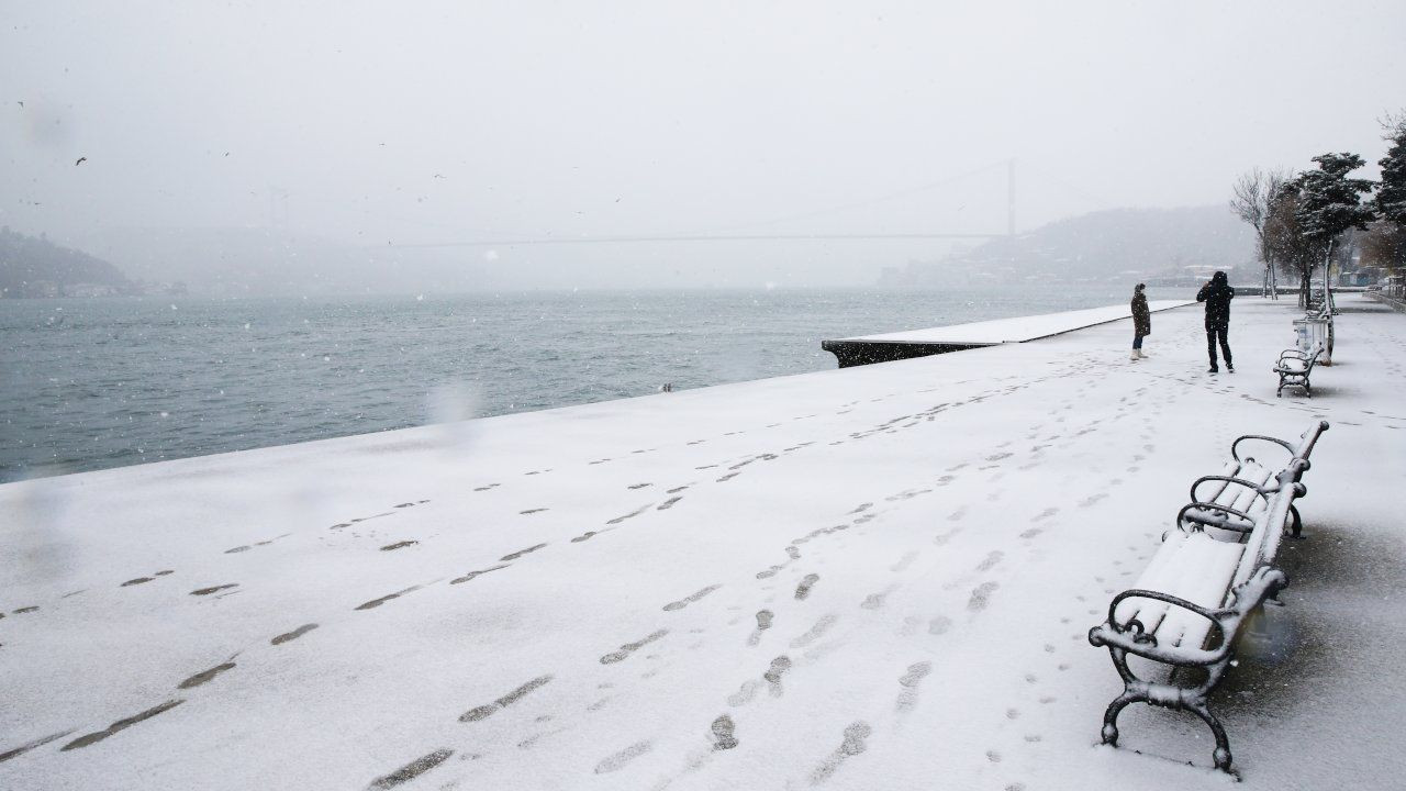 Snowfall takes over Istanbul's deserted streets amid curfew - Page 4