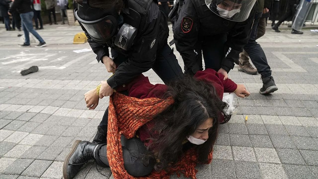 Istanbul police batter, detain Boğaziçi University students during protest - Page 1