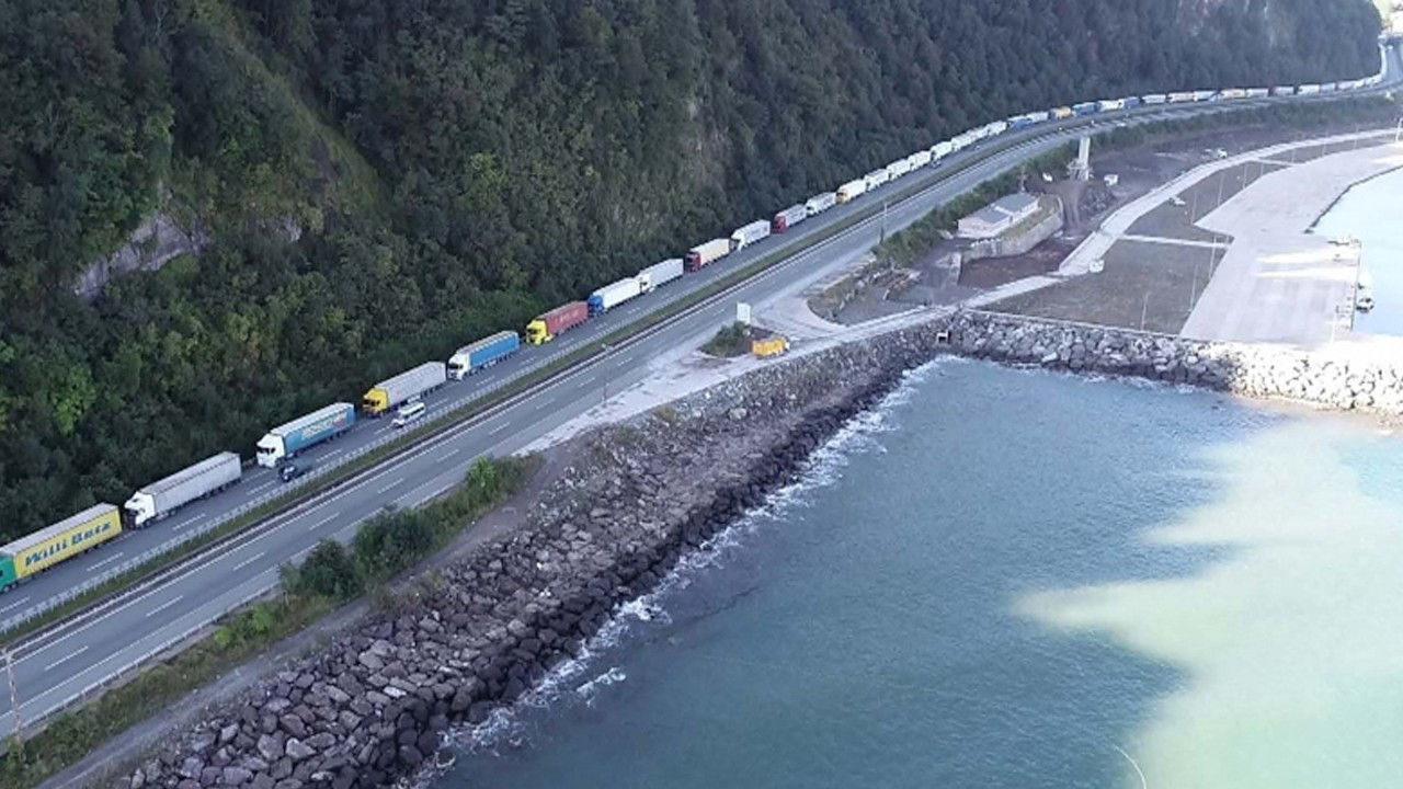 Huge queue of Turkish trucks builds up at Russia-Georgia border