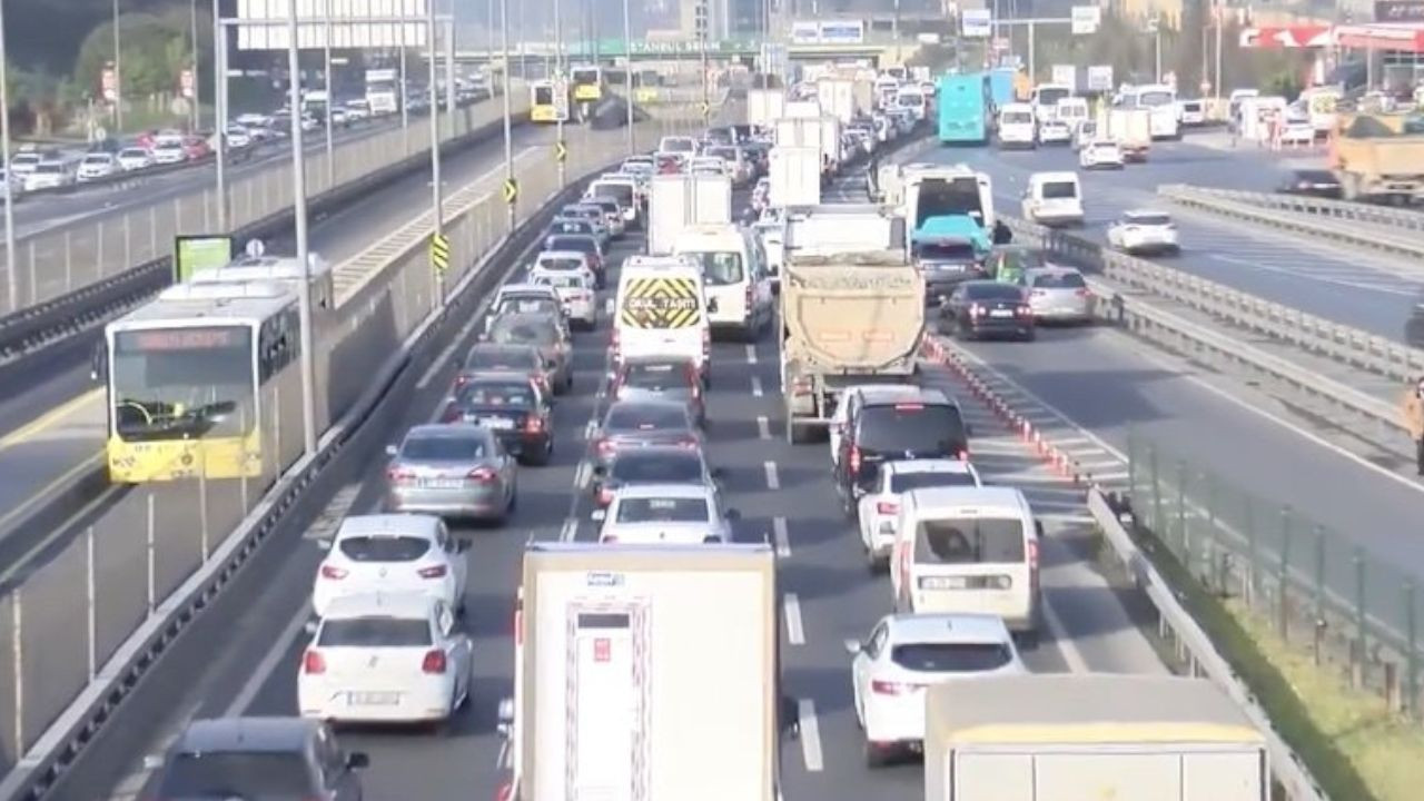 Istanbul experiences traffic jam on first day of COVID-19 full lockdown - Page 3