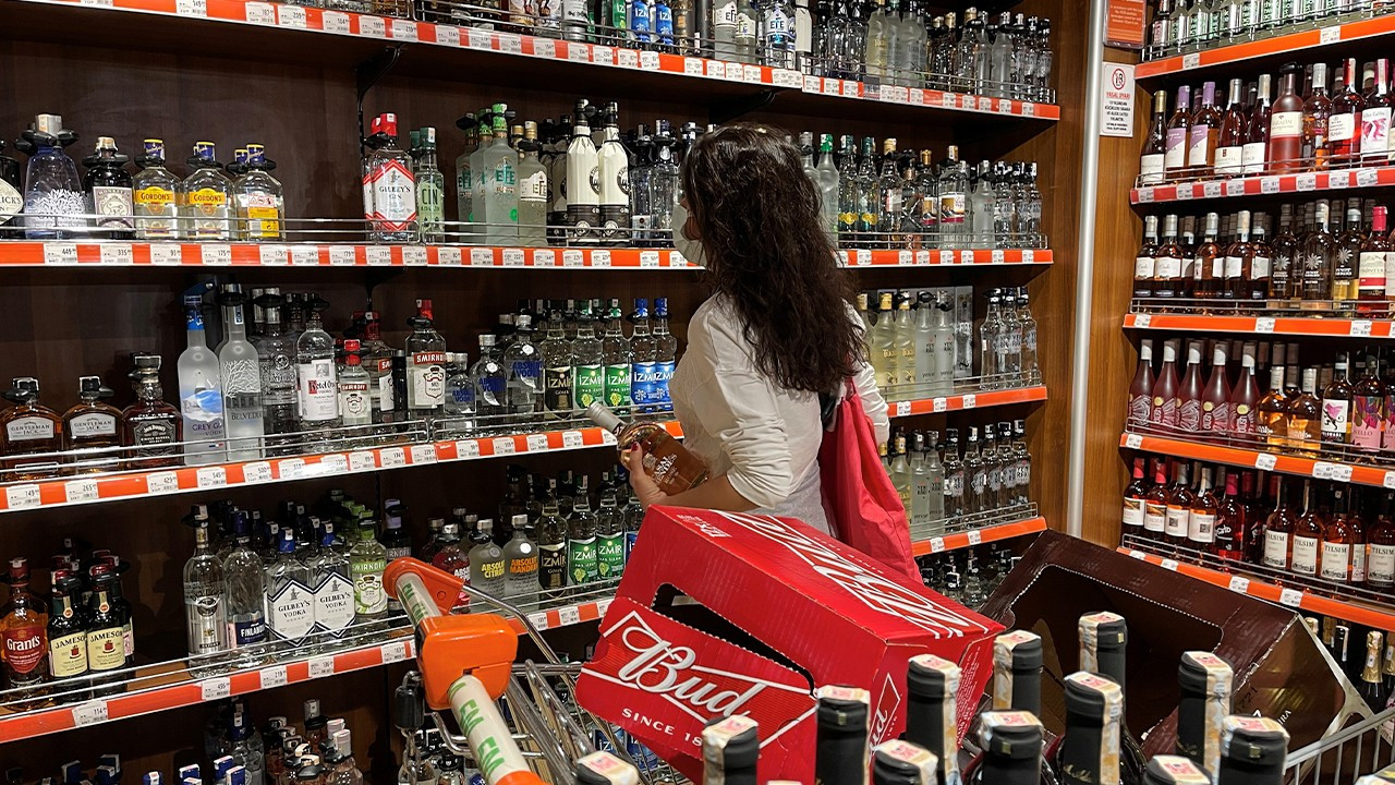 Istanbul vendor detained for selling alcohol during full lockdown