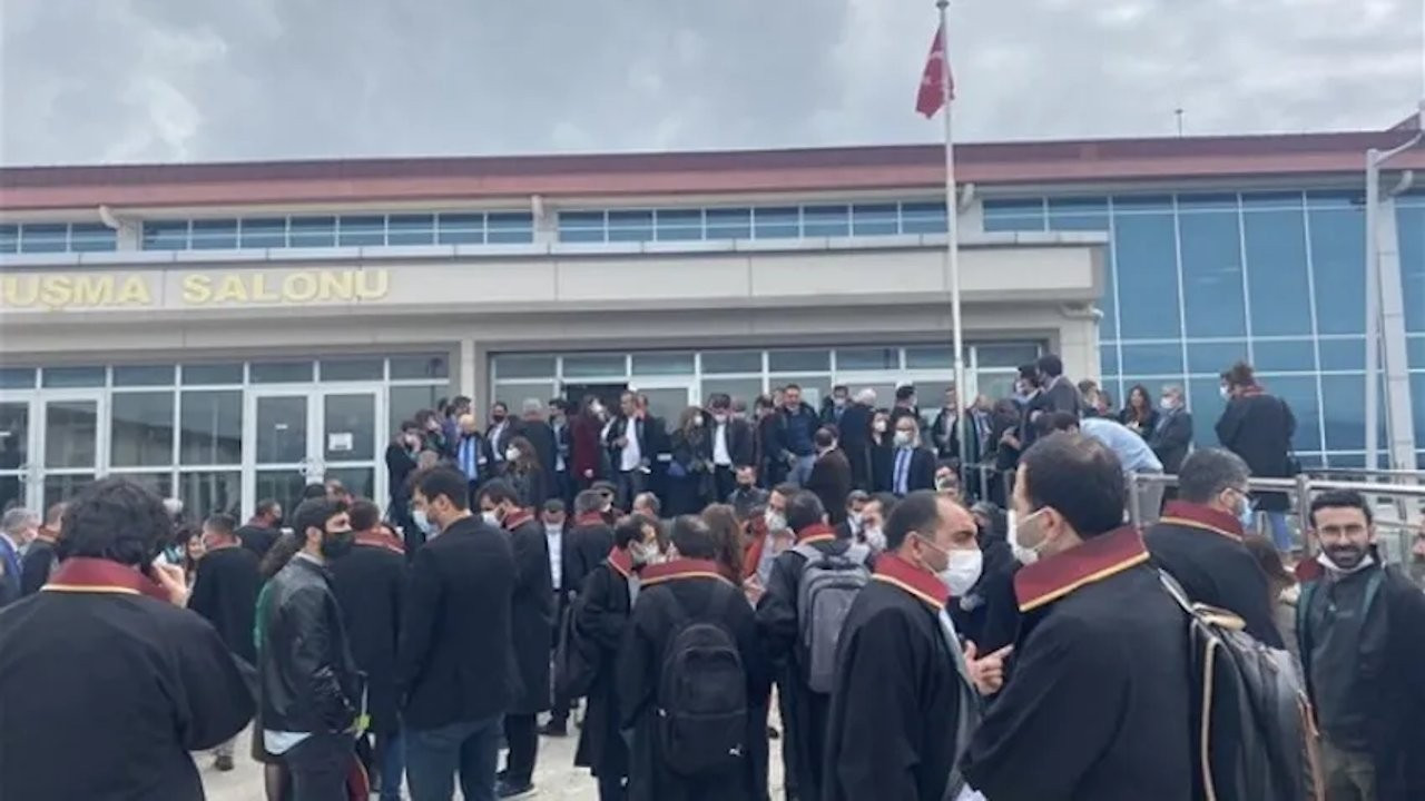 Ultranationalist mob tries to attack HDP deputies during Kobane trial