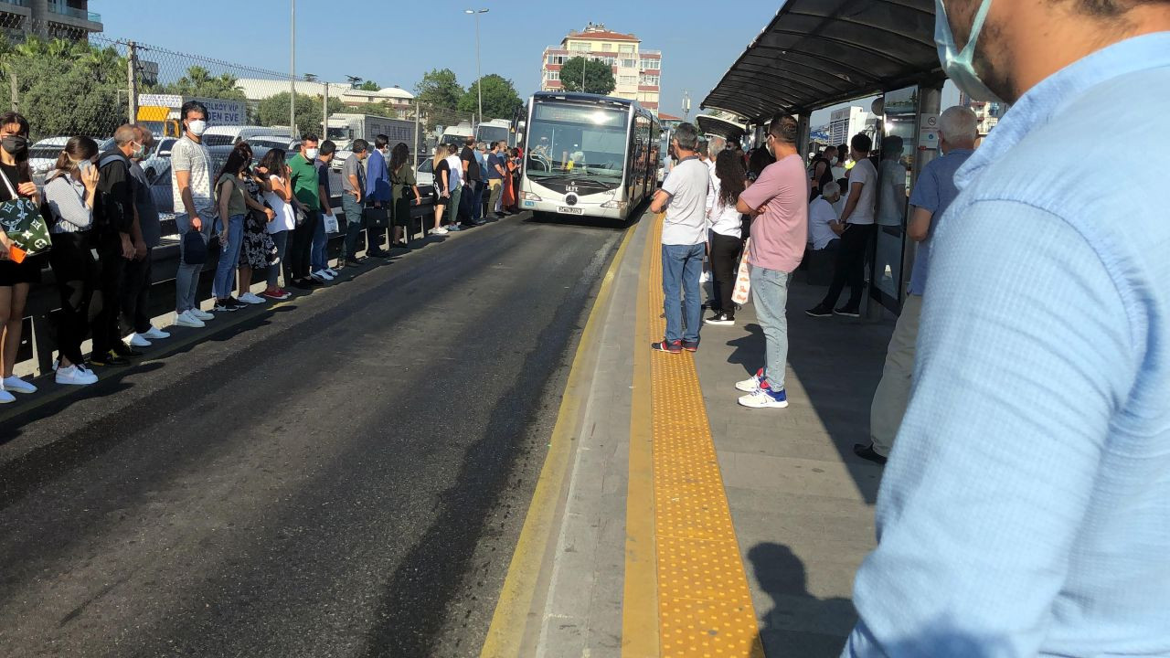 25 injured in metrobus collision in Istanbul during rush hour - Page 5