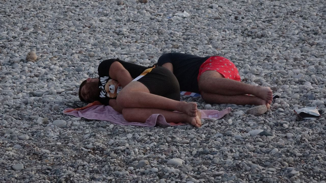 Antalya residents sleep on the beach to escape from heat, humidity - Page 3