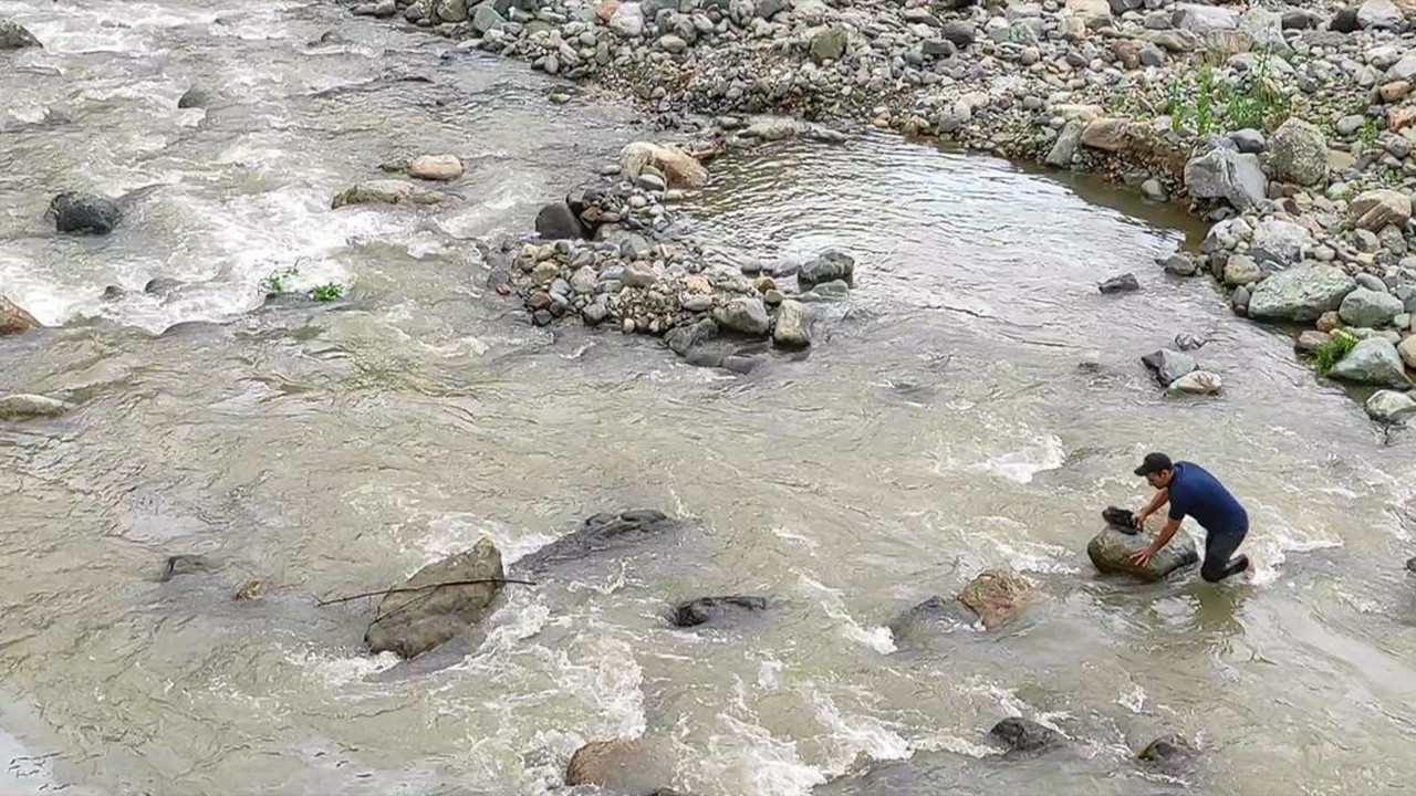 $15,000 go missing as vehicle topples into river in Turkey's Trabzon