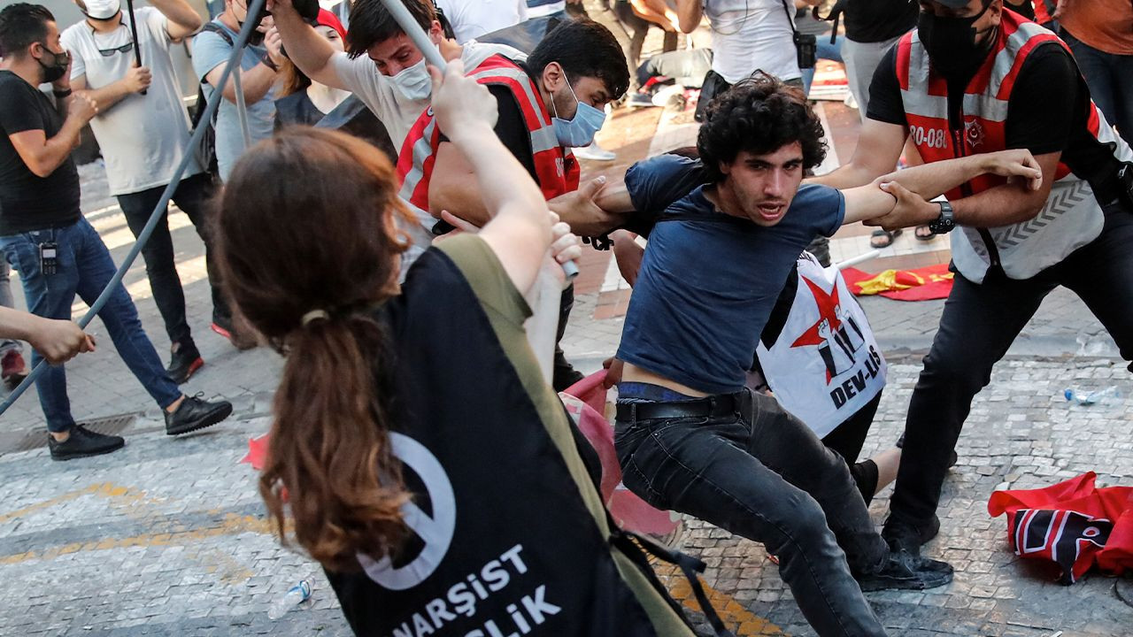 Turkish police brutalize Suruç massacre commemorators, detain 60 protesters - Page 9