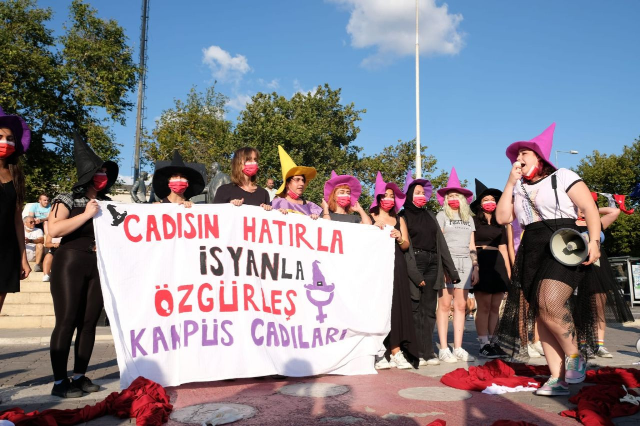 Margaret Atwood shares photos of 'handmaids' protest in Istanbul - Page 2