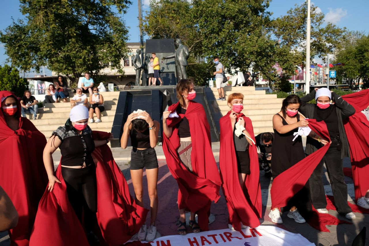Margaret Atwood shares photos of 'handmaids' protest in Istanbul - Page 1