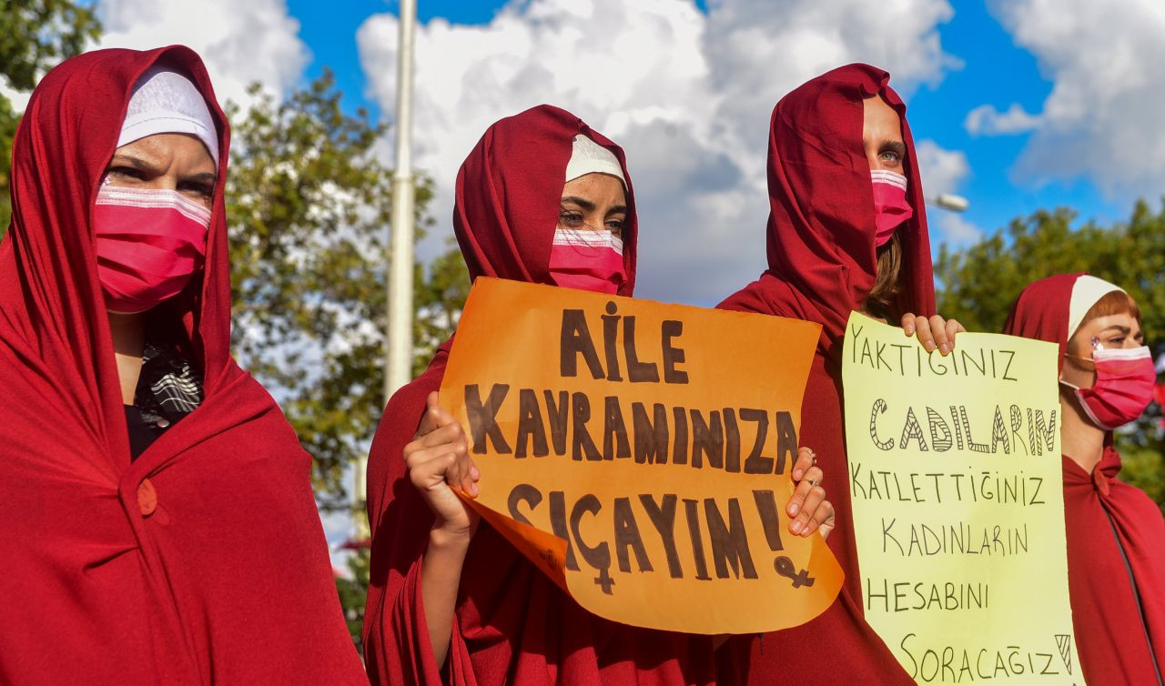 Margaret Atwood shares photos of 'handmaids' protest in Istanbul - Page 4