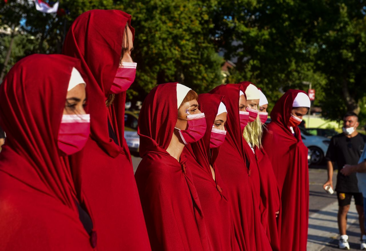 Margaret Atwood shares photos of 'handmaids' protest in Istanbul - Page 3