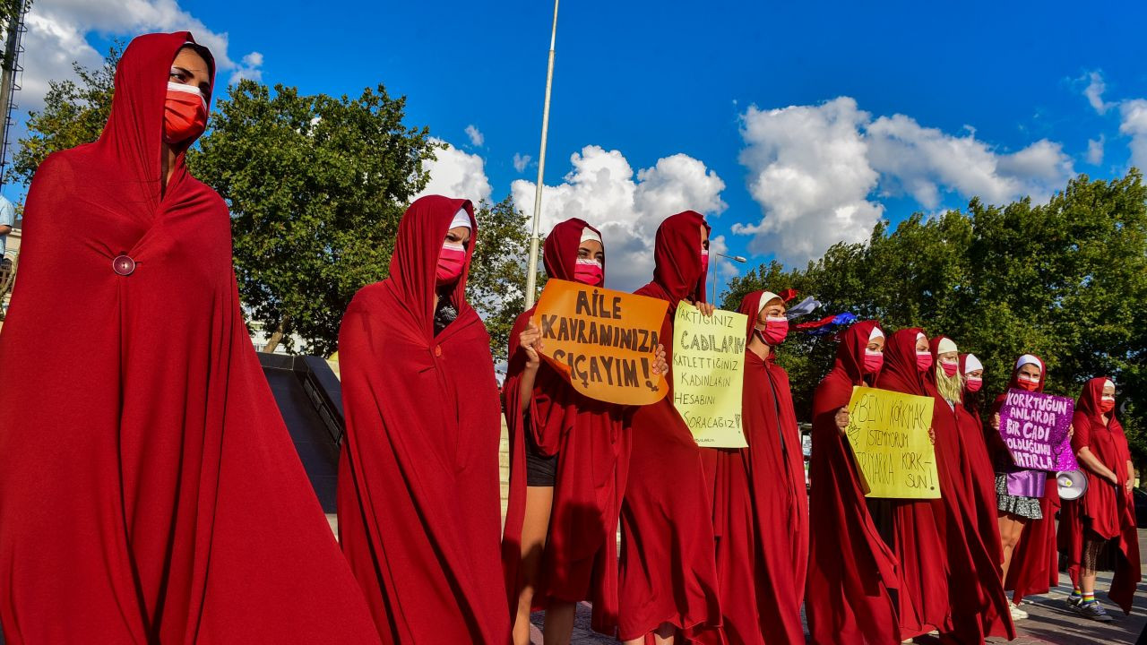 Margaret Atwood shares photos of 'handmaids' protest in Istanbul - Page 5