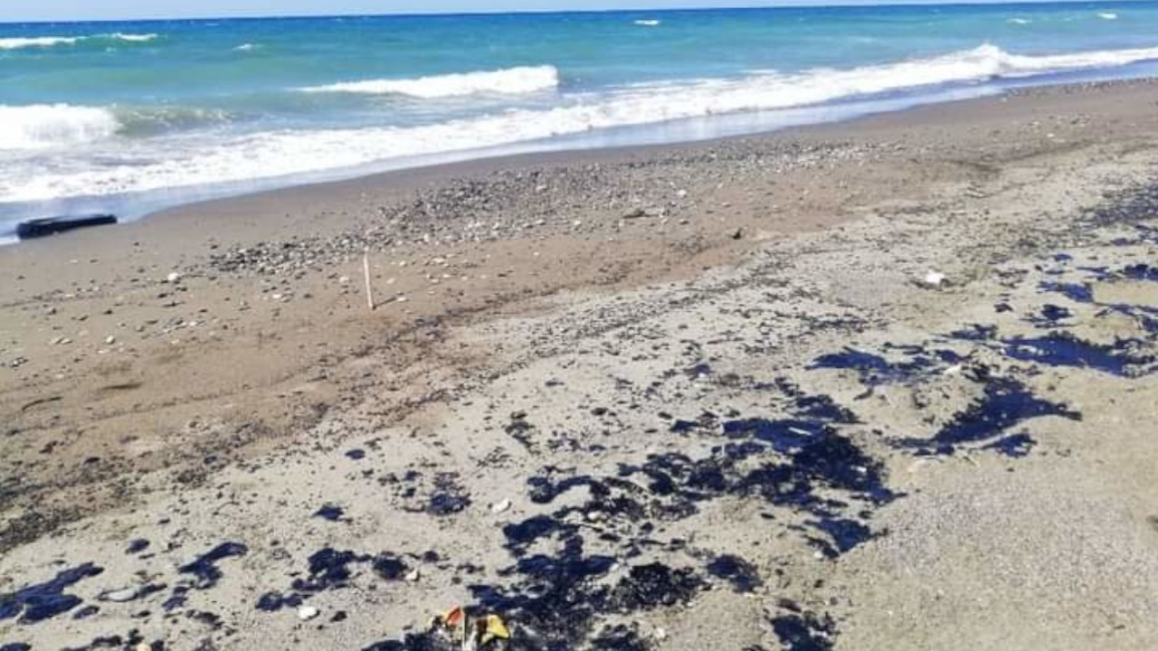 Despite authorities' claims, threat of Syrian oil spill remains for Turkey's southern coast