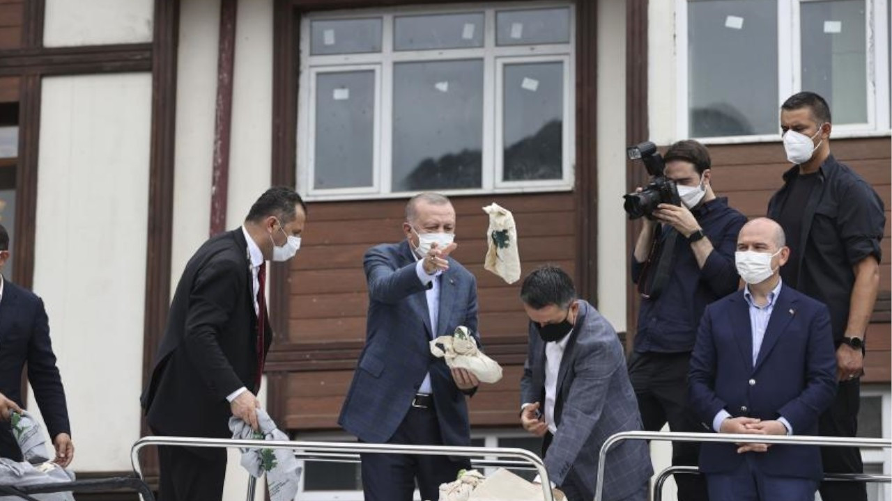 Turkish students accused of 'mocking' Erdoğan for distributing tea