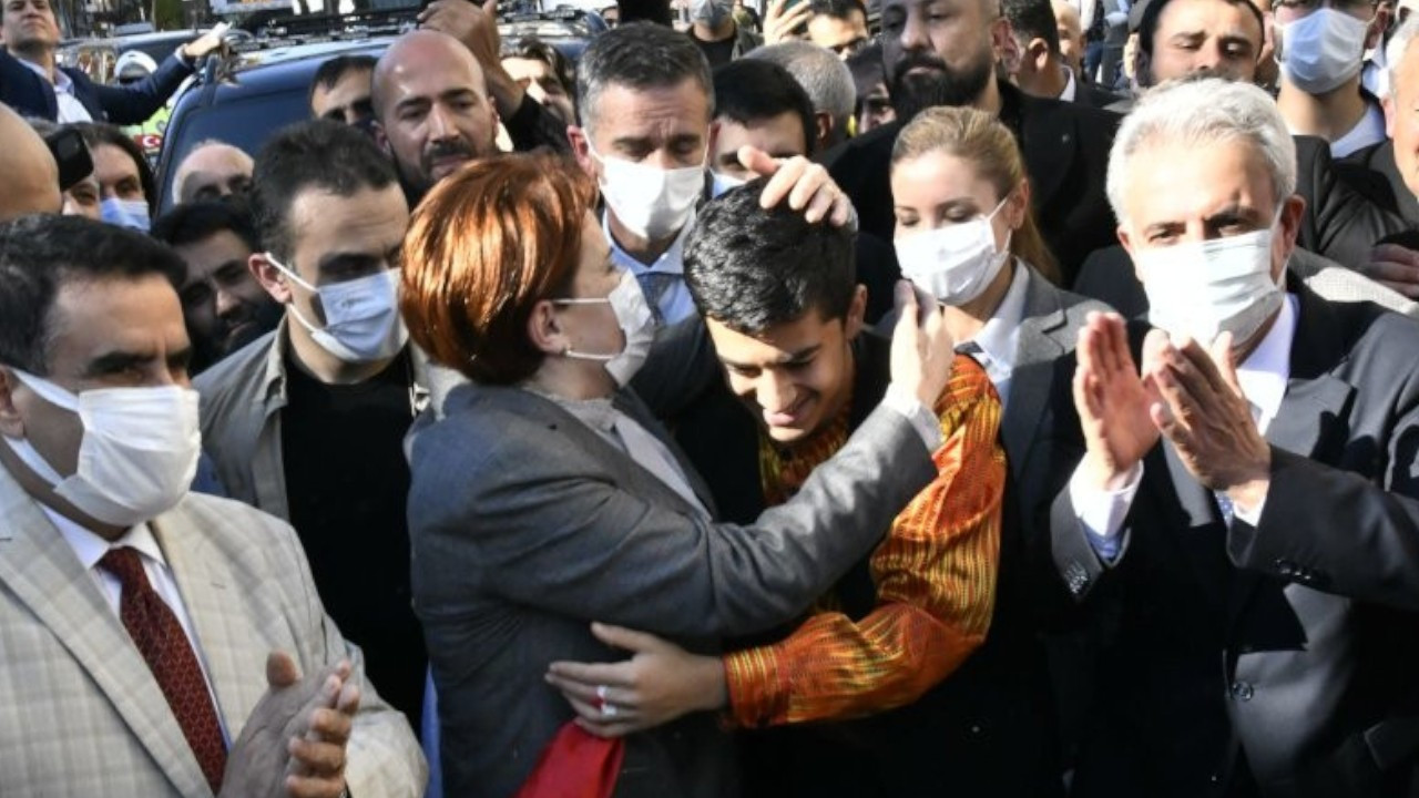 Opposition leader Akşener faces protest while touring eastern province