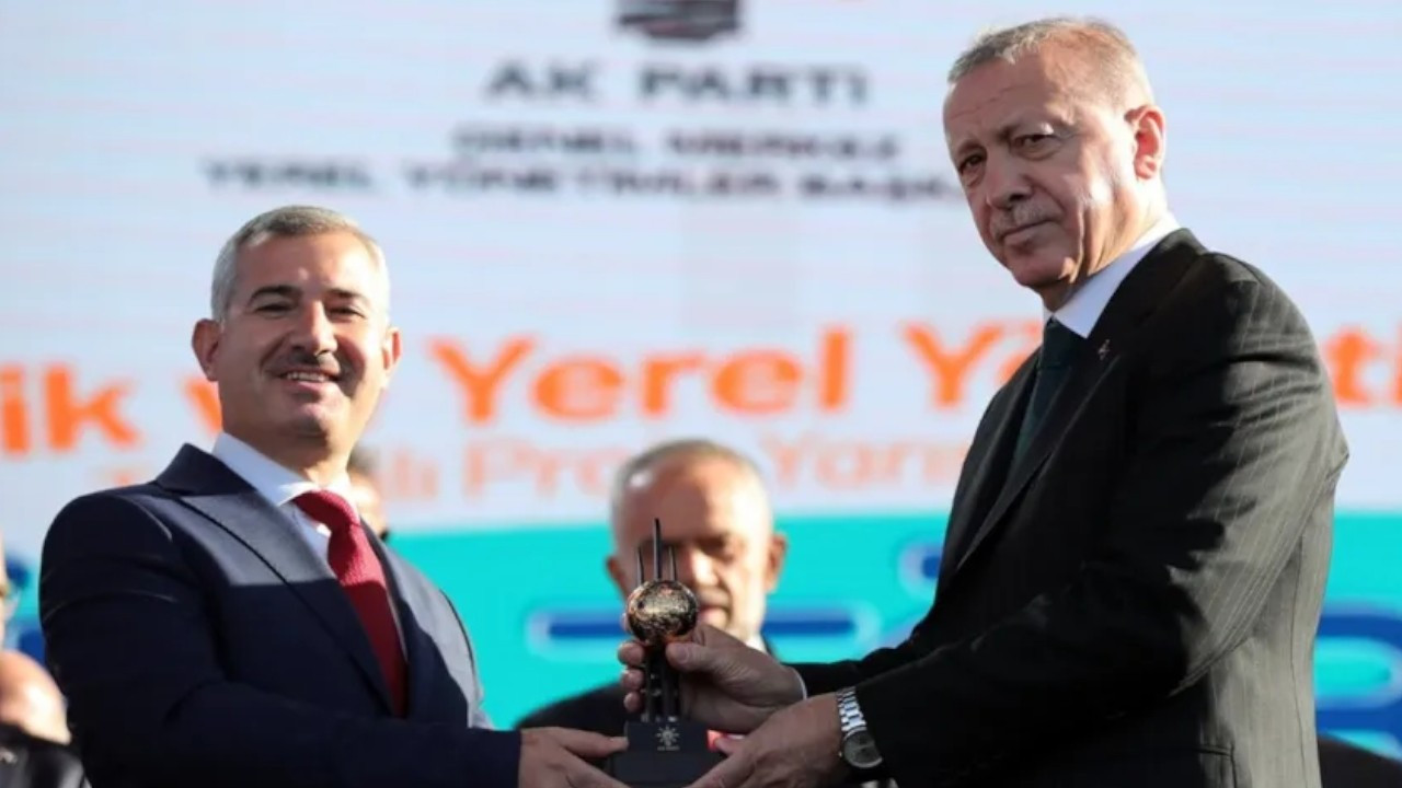 Erdoğan awards mayors of municipalities that organized human smuggling