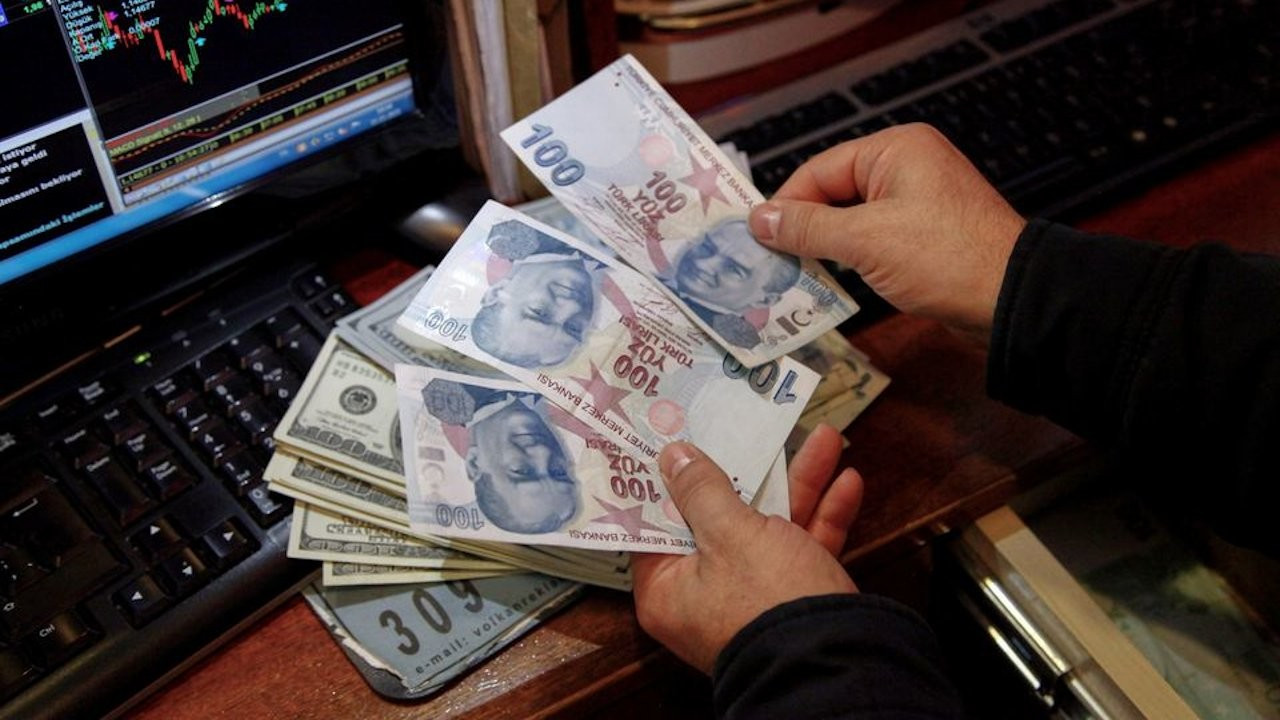 Turkey probes 271 social media accounts over posts on collapse of lira