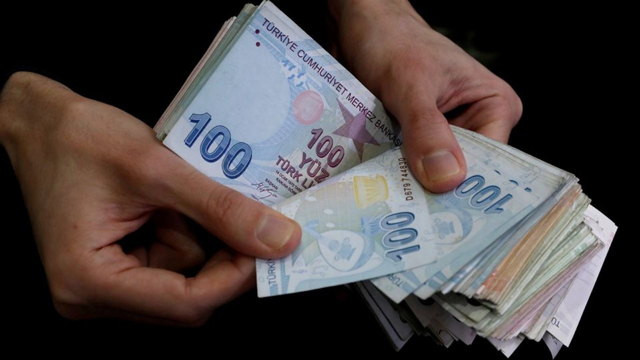 Turkey forges on with 100-point rate cut despite lira meltdown