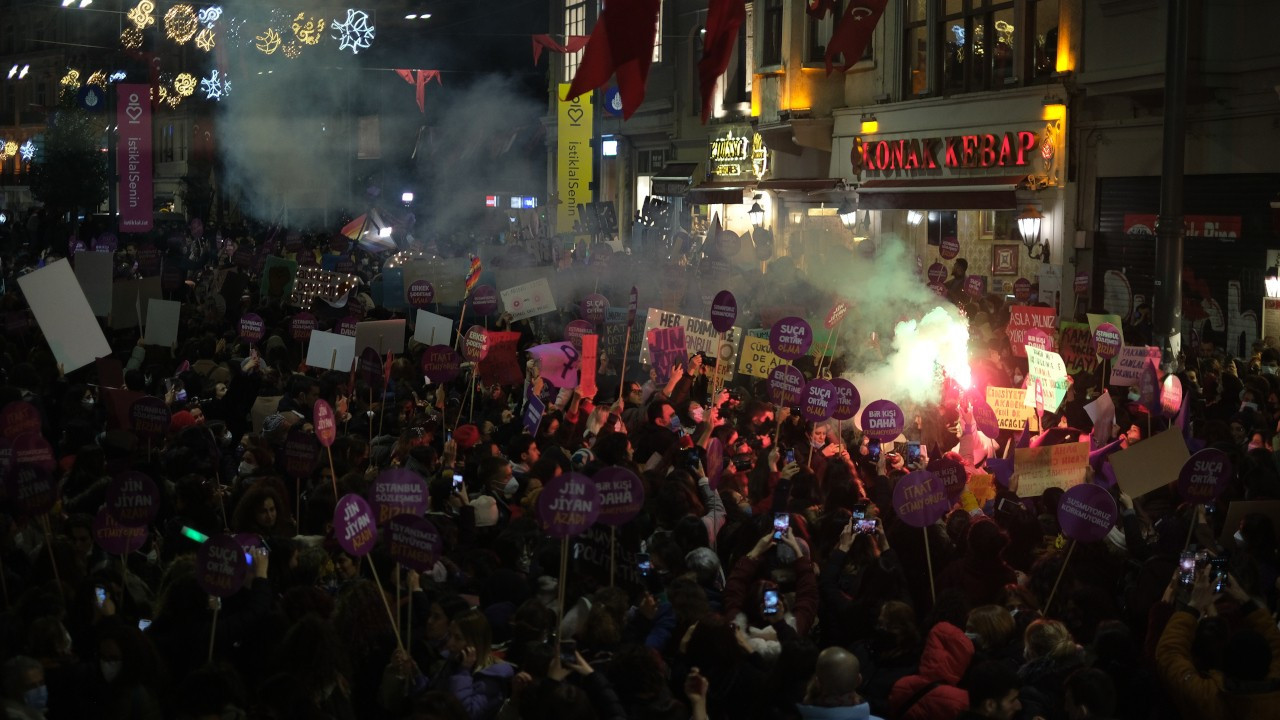 Police crack down on women's rights march in Istanbul