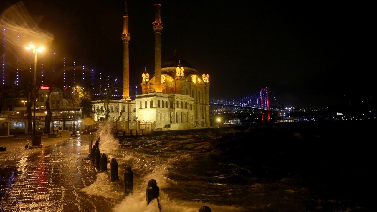 In pictures: Powerful storms wreak havoc in Istanbul - Page 2