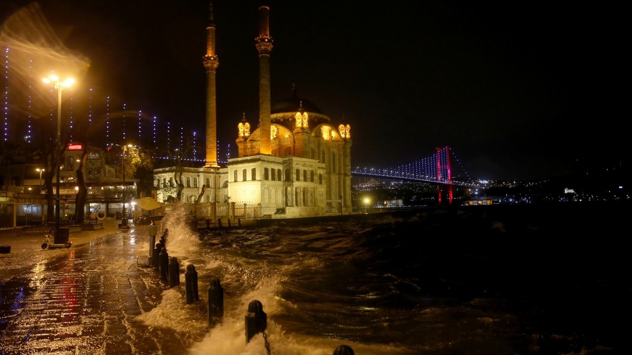 Apocalyptic scenes from Istanbul as storm kills at least four