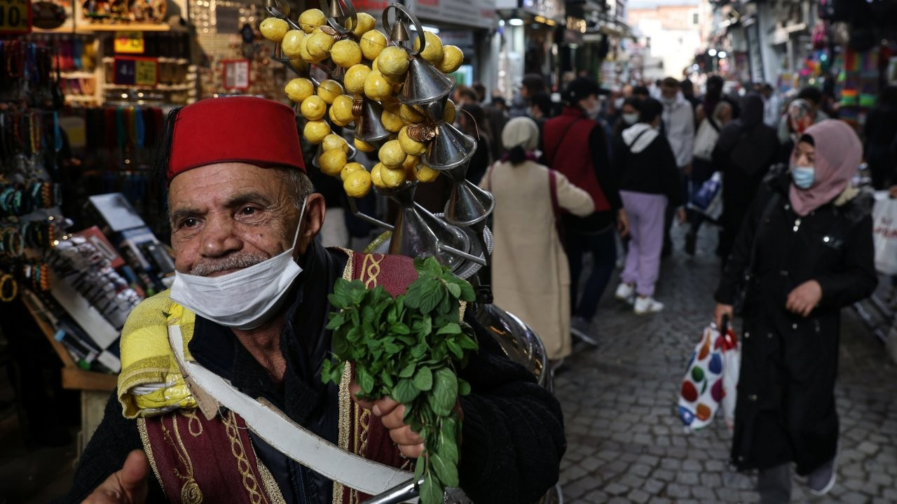 In the face of economic crisis, people resort to selling their clothes in Turkey