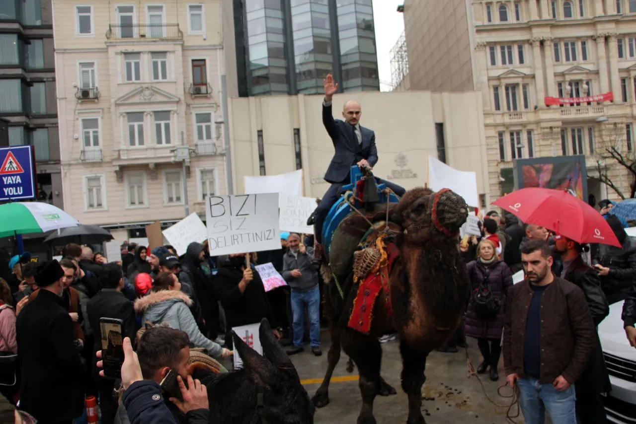 Turkish anti-vaccine group protests PCR mandate for travellers with camels