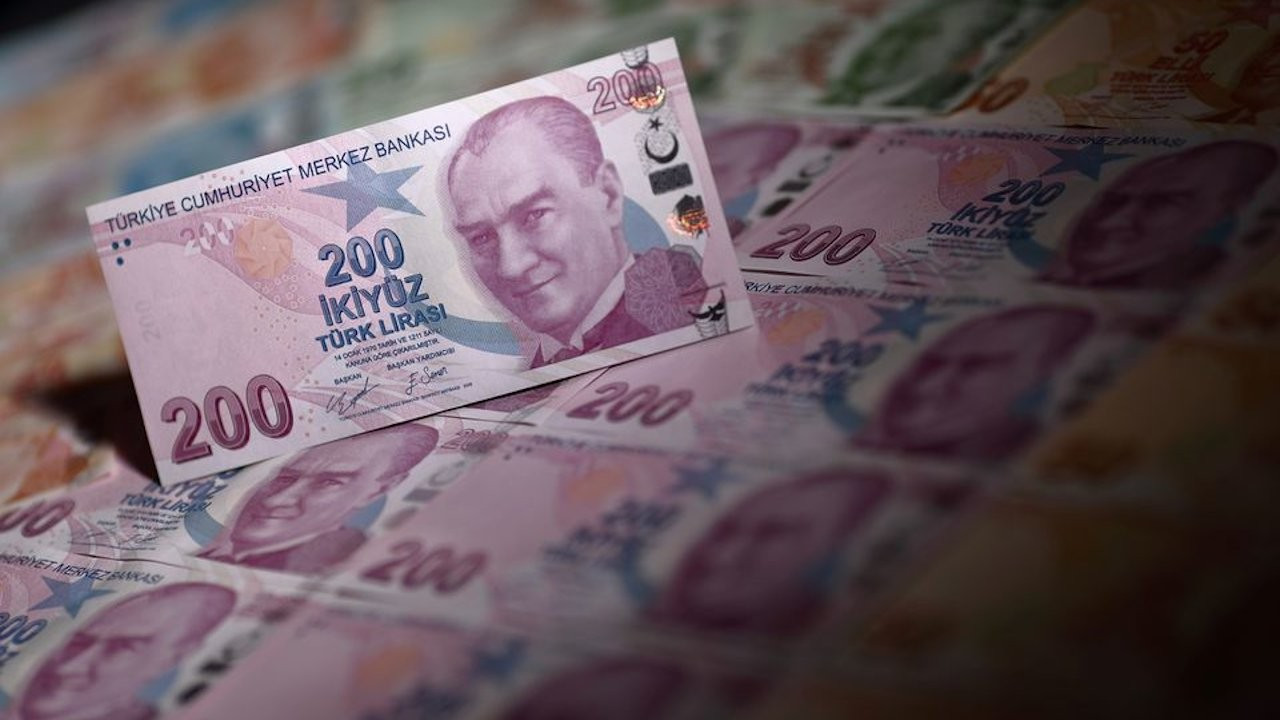 Turkish lira plummets to new low, central bank intervenes