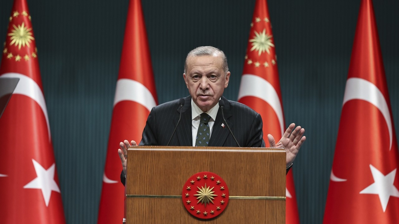 Erdoğan announces new measures to halt dollarization in face of lira's steep depreciation