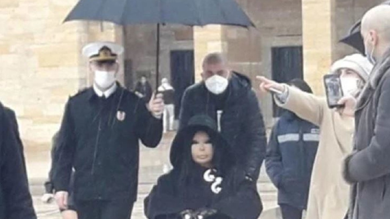 Anıtkabir commander dismissed over soldier holding umbrella for trans diva Bülent Ersoy