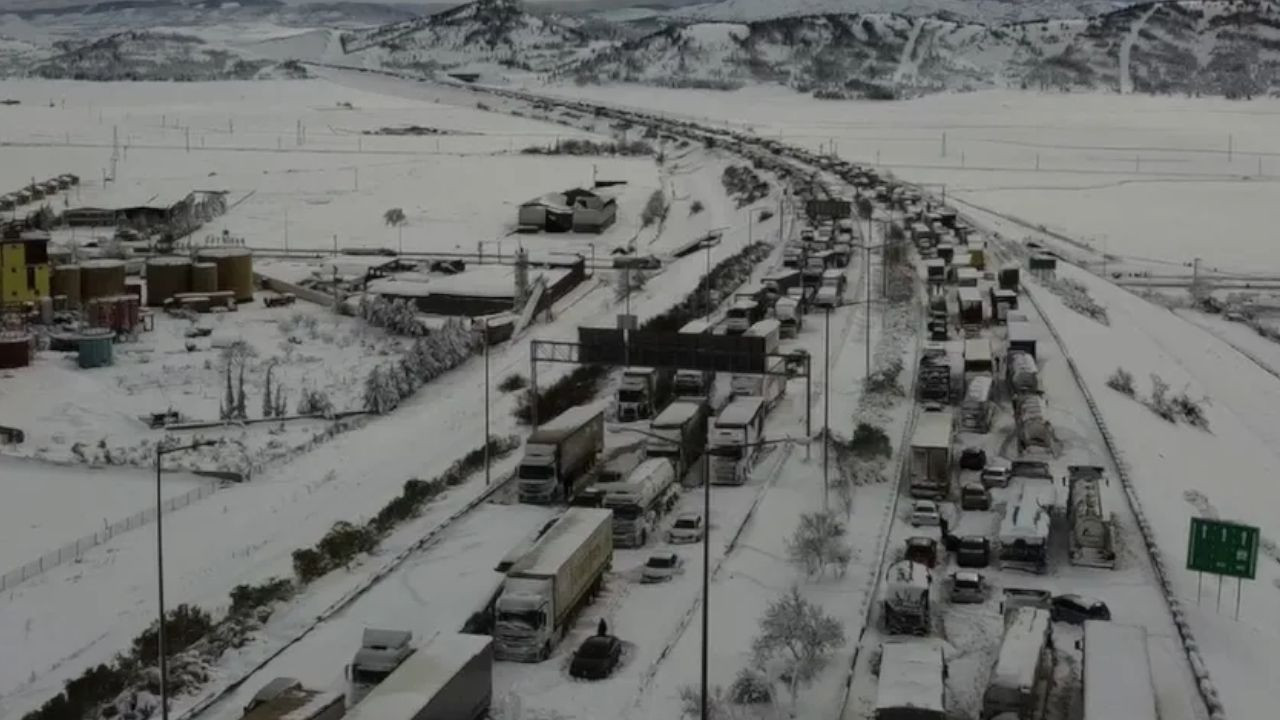 Thousands of people stuck on eastern Turkish highway for hours after heavy snowstorm - Page 1