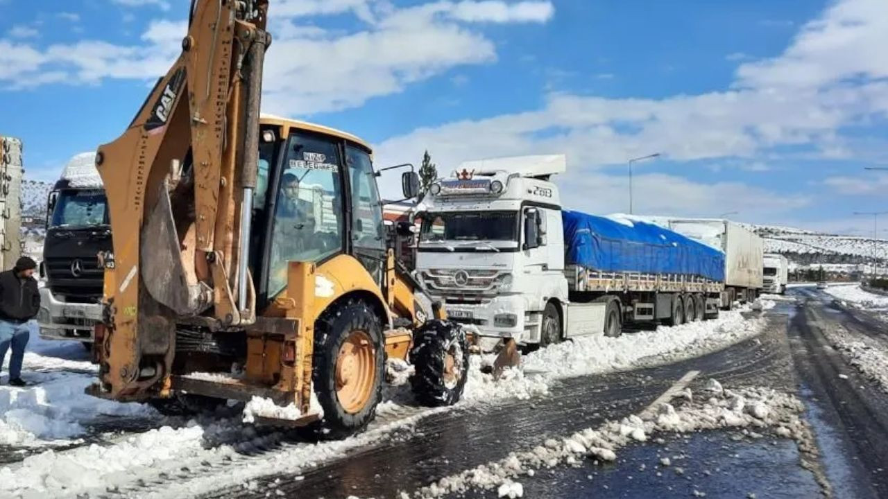 Thousands of people stuck on eastern Turkish highway for hours after heavy snowstorm - Page 3
