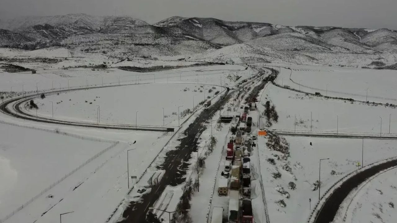 Thousands of people stuck on eastern Turkish highway for hours after heavy snowstorm - Page 4