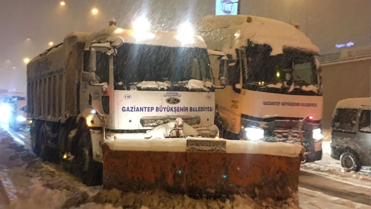 Thousands of people stuck on eastern Turkish highway for hours after heavy snowstorm - Page 5