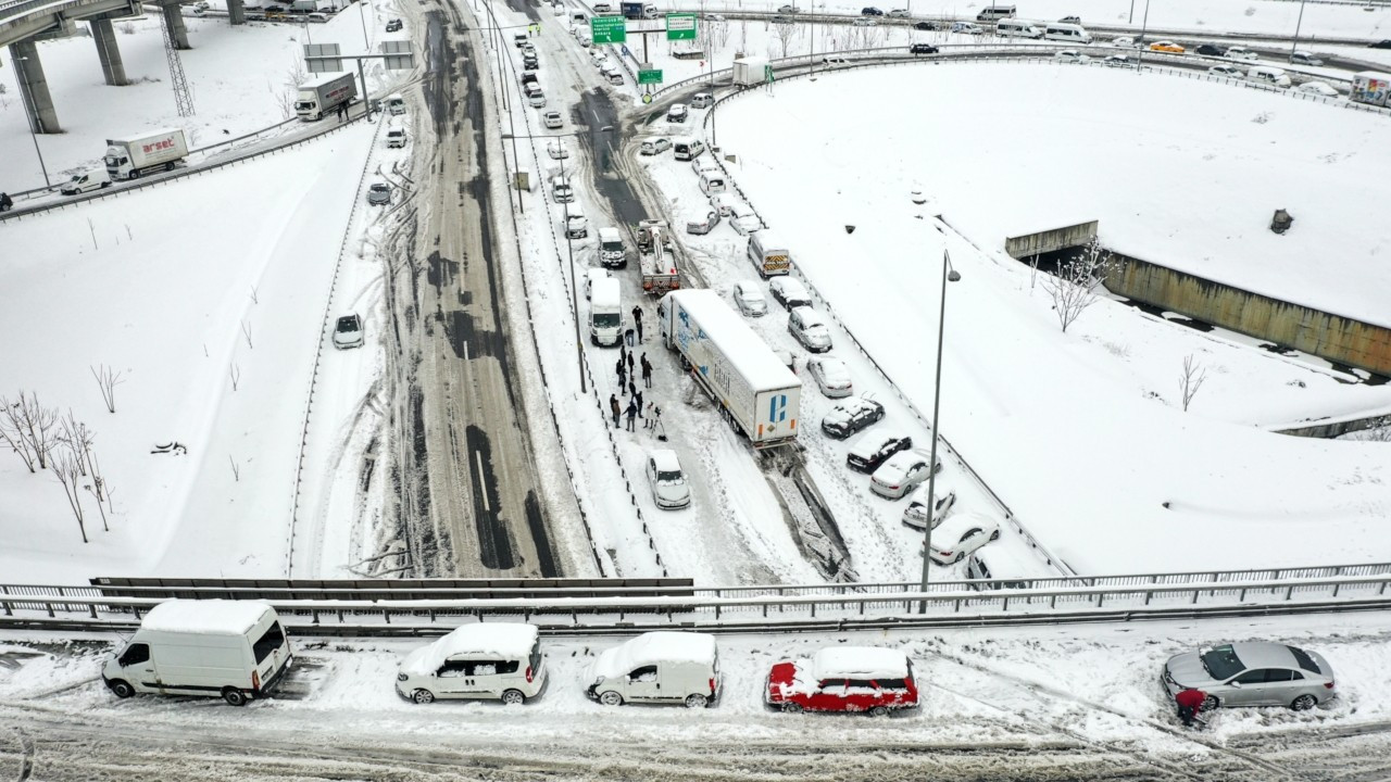 Heavy snowfall causes travel chaos in Istanbul