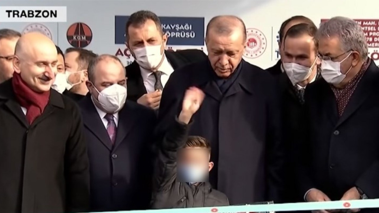 Erdoğan hands mic to child for him to call opposition head a 'traitor'