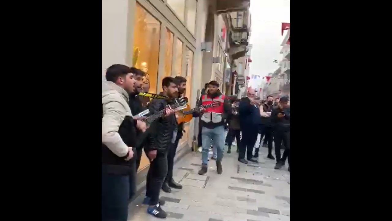 Istanbul police prevent street musicians from singing in Kurdish on İstiklal Street