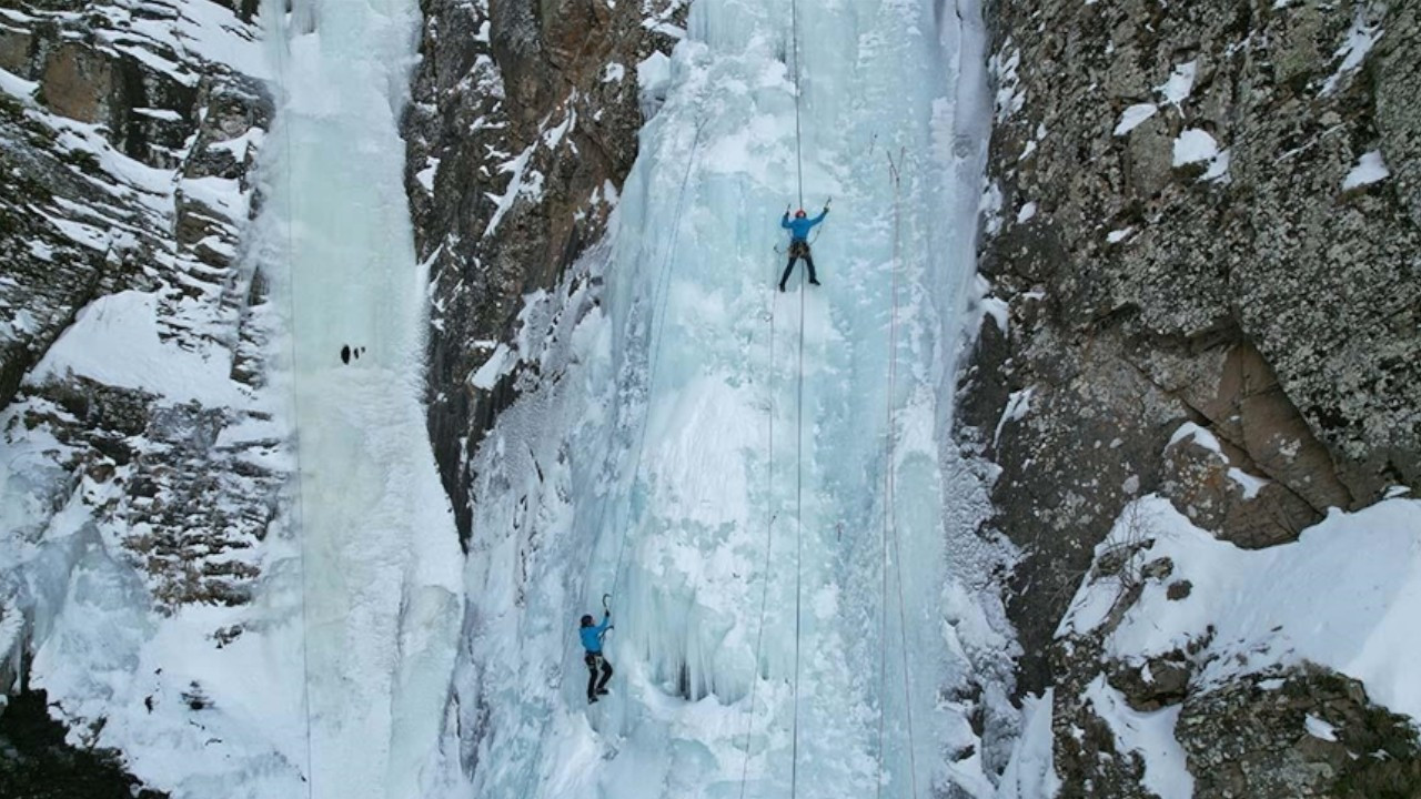Int'l athletes climb breathtaking frozen waterfalls in eastern Turkey
