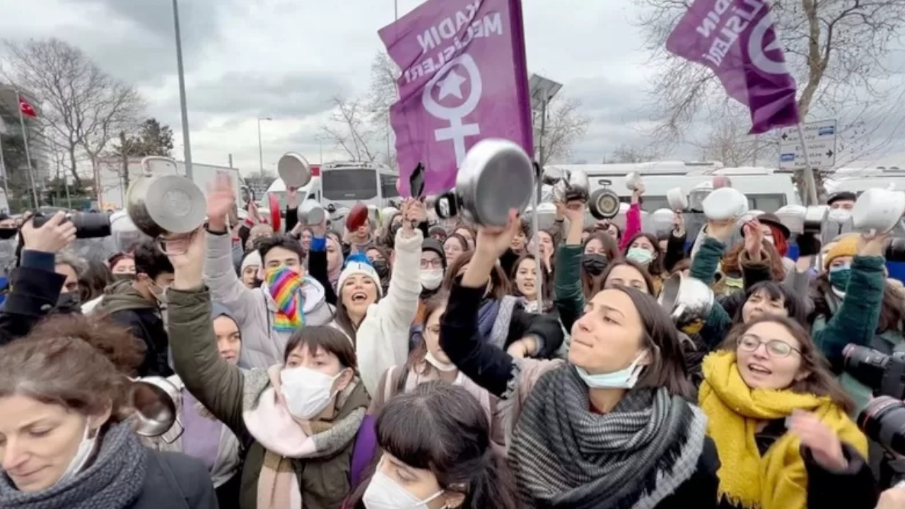 Turkish women protest price hikes with pots and pans