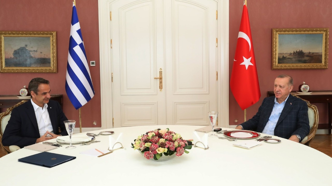One day after meeting Erdoğan, Greek PM Mitsotakis diagnosed with COVID-19