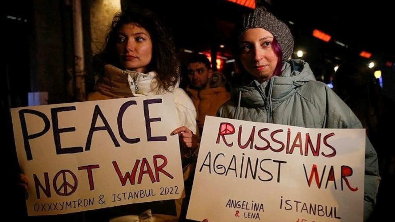 Russian rapper Oxxxymiron holds anti-war concert in Istanbul