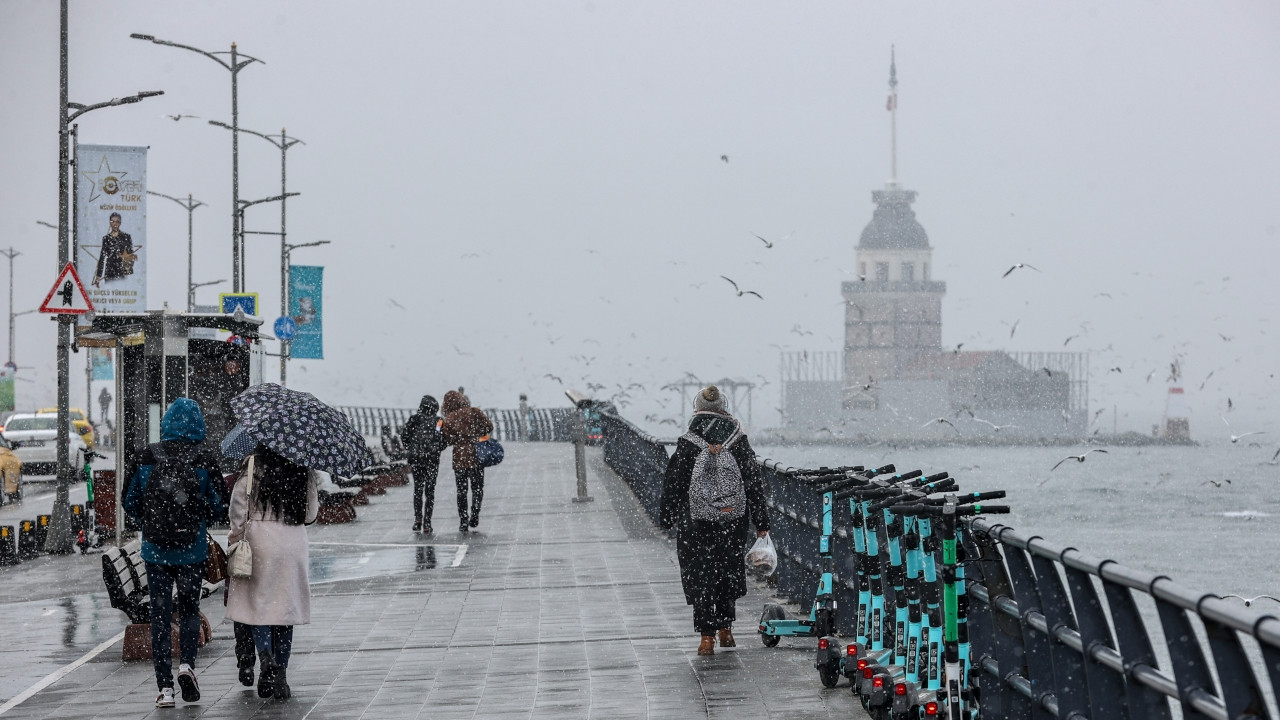 Snow makes a comeback in Istanbul, schools closed for one day
