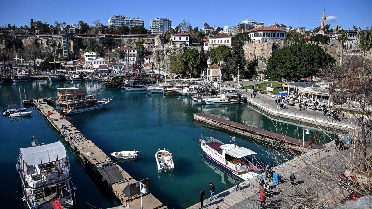 Ukrainians, Russians flock to Antalya to buy, rent houses