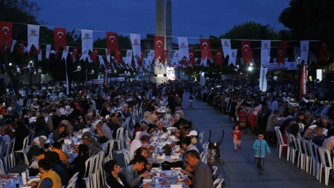 Municipality banned from holding iftar dinners at Sultanahmet Square