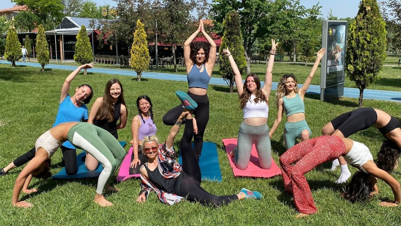 Women prevented to do yoga at city park in Eskişehir