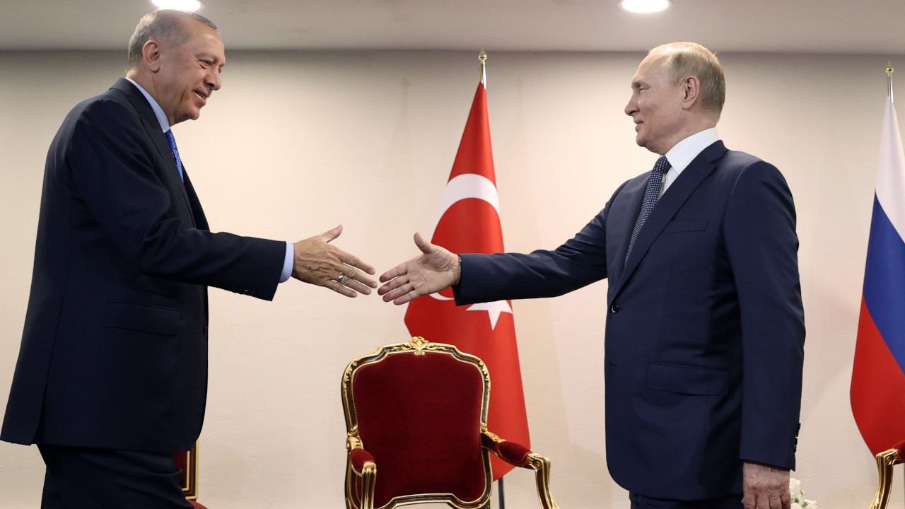 Fidgeting Putin kept waiting for Erdoğan ahead of Tehran talks